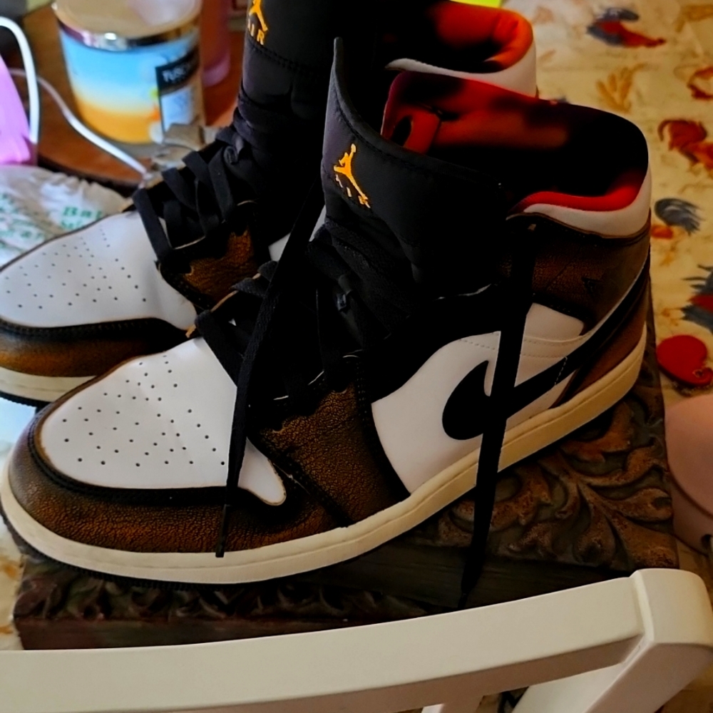Jordans 1 mid se orange wear aways